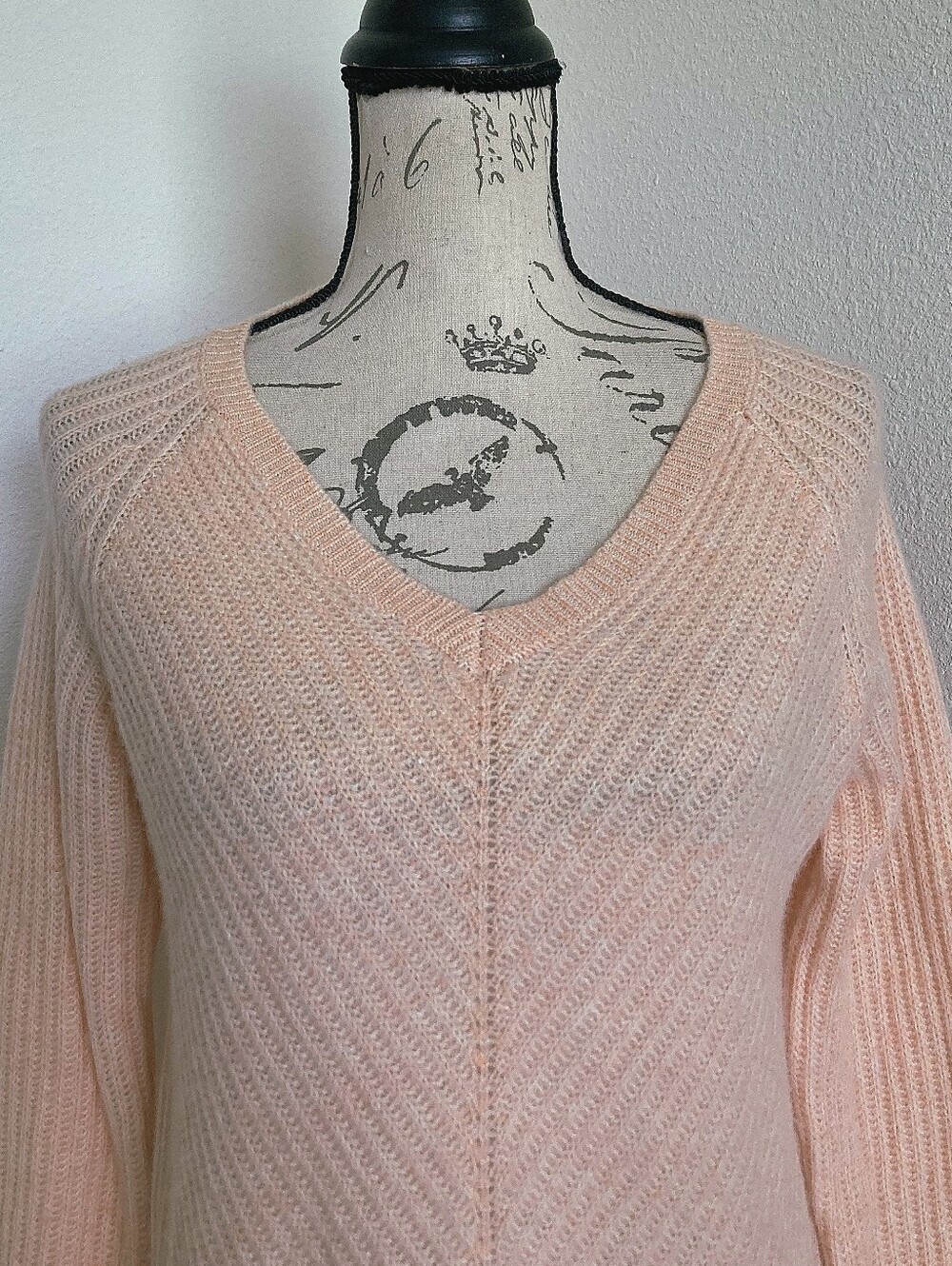 Moth Anthropologie 100% Cashmere V Neck knit Sweater S Pink Ribbed quiet luxury - Picture 7 of 17